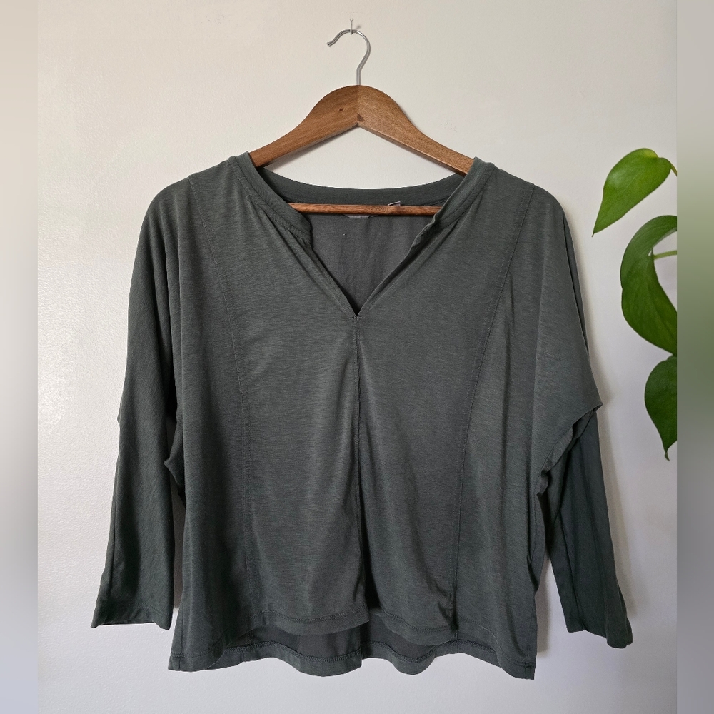 Athleta XS Womens Pullover Top Fitted 3/4 Sleeves V Neck Shirt